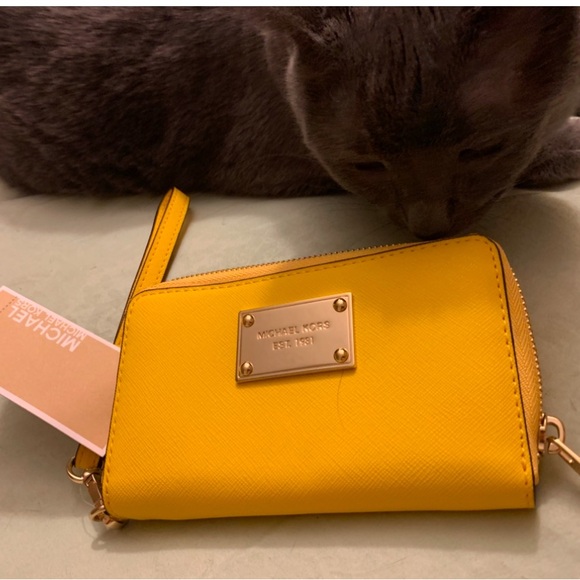 Absolutely stunning yellow brand new authentic Michael Kors wallet compartments - Picture 10 of 13
